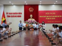 2133030_dong_chi_cao_tuong_huy_quyen_chu_tich_ubnd_tinh_va_cac_dong_chi_pct_ubnd_tinh_trao_quyet_dinh_tang_hoa_cho_03_dong_chi_nghi_huu_nghi_cong_tac_09142803