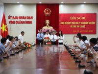 2133033_dong_chi_cao_tuong_huy_quyen_chu_tich_ubnd_tinh_va_cac_dong_chi_lanh_dao_ubnd_tinh_trao_quyet_dinh_tang_hoa_dong_chi_nguyen_van_tuc_nhan_nhiem_vu_moi_09164903